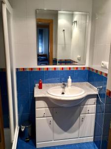 a bathroom with a sink and a mirror at APARTAMENTO CON TERRAZA, VISTAS AL MAR Y PISCINA in Daimuz