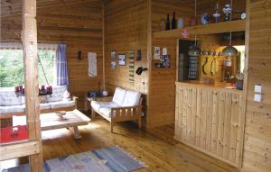 3 Bedroom Amazing Home In Balestrand في بالستراند: غرفة معيشة مع جدران خشبية وأرضيات خشبية