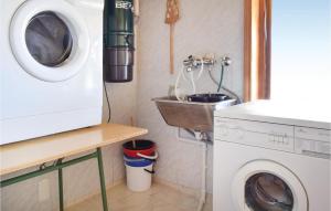 Vonios kambarys apgyvendinimo įstaigoje 4 Bedroom Gorgeous Home In Hervik