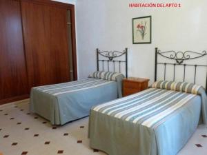 two beds sitting next to each other in a room at Casa del Sol in Zahara de los Atunes