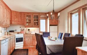 Ett kök eller pentry på 4 Bedroom Gorgeous Home In Hervik
