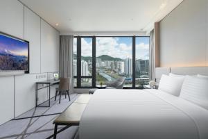 Giường trong phòng chung tại ALVA HOTEL BY ROYAL