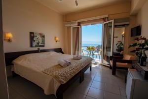 Postel nebo postele na pokoji v ubytování Aegli Hotel