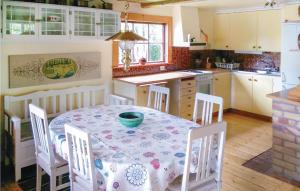 Ett kök eller pentry på Stunning Home In ml With 3 Bedrooms And Wifi
