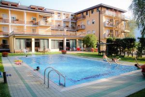 Bazén v ubytování Hotel Dolomiti nebo v jeho okolí