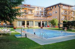 Bazén v ubytování Hotel Dolomiti nebo v jeho okolí