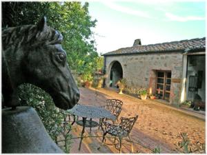 una estatua de una cabeza de caballo junto a una mesa en Centro Ippico Della Berardenga, en Castelnuovo Berardenga
