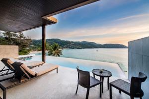 un patio al aire libre con vistas al agua en Impiana Private Villas Kata Noi, en Kata Beach