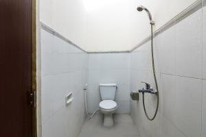 Et bad på RedDoorz near Tugu Yogyakarta