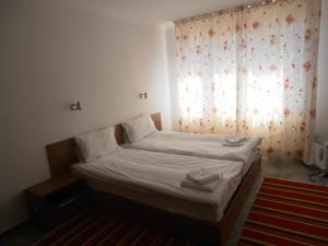Ένα ή περισσότερα κρεβάτια σε δωμάτιο στο Monastery 3 Apartments TMF +13 φωτογραφίες