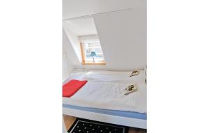 HällevikにあるAmazing Home In Slvesborg With 4 Bedrooms And Wifiの窓付きの客室の小さなベッド1台分です。