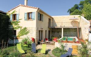 MarsillarguesにあるBeautiful Home In Marsillargues With 3 Bedrooms, Private Swimming Pool And Outdoor Swimming Poolの裏庭のスイミングプール付きハウス