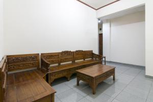 Et sittehjørne på RedDoorz near Tugu Yogyakarta