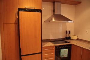 uma cozinha com um frigorífico e um fogão em Los Gallos em Sobremazas