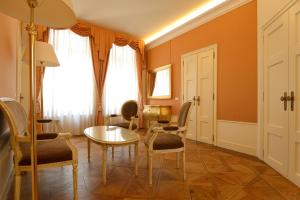 a living room with chairs and a table and a window at Corte Barozzi Venice Suites in Venice