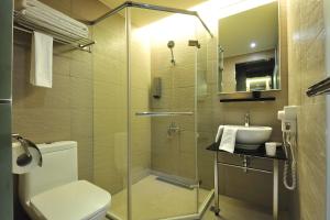 台北的住宿－馥俐商旅二館，带淋浴、卫生间和盥洗盆的浴室