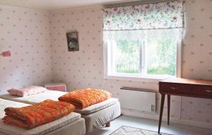 1 Schlafzimmer mit 2 Betten und einem Fenster in der Unterkunft Beautiful Home In Tcksfors With 2 Bedrooms in Navarsviken