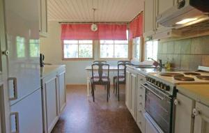 una cocina con mesa y sillas. en Cozy Home In Frjestaden With Kitchen, en Vanserum