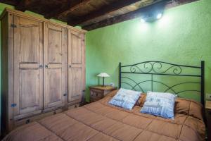 Tempat tidur dalam kamar di Casa Rural de Abuelo - Con zona habilitada para observación astronómica
