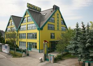 żółty hotel z napisem na górze w obiekcie Hotel Asperner Löwe w Wiedniu