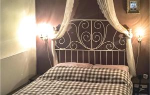 een slaapkamer met een bed met een gotisch hoofdeinde bij Het Pimpelmeesje in Beerze
