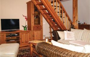 uma sala de estar com dois sofás e uma televisão em Gorgeous Apartment In Marlow Ot Brnkendorf With Kitchen em Marlow