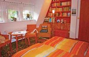 ein Schlafzimmer mit einem Bett und einem Bücherregal in der Unterkunft Stunning Home In Prerow With Wifi And 1 Bedrooms in Prerow