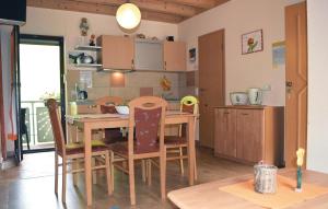 eine Küche und ein Esszimmer mit einem Tisch und Stühlen in der Unterkunft Beautiful Home In B, Peterstal-griesbach With Sauna, Wifi And 1 Bedrooms in Bad Peterstal-Griesbach