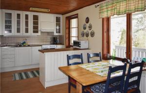 cocina con mesa de madera, mesa y sillas en Beautiful Home In Valdemarsvik With Kitchen en Valdemarsvik