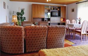 ein Wohnzimmer mit einem Sofa und einem Tisch in der Unterkunft Nice Apartment In Rickenbach With Wifi in Rickenbach