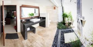 Galeriebild der Unterkunft Tír na nÓg Beachfront Resort in Gili Trawangan