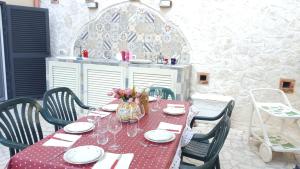 une table avec un chiffon de table rouge à la polka dans l'établissement Alloggio turistico Giuly ID 3807, à Monte Porzio Catone