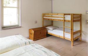 Zimmer mit 2 Etagenbetten und einem Bett in der Unterkunft Amazing Apartment In Freiberg With Kitchen in Freiberg