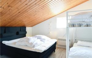 ブラネースにあるAwesome Home In Brans With 3 Bedrooms, Sauna And Wifiの木製の天井が特徴のベッドルーム1室(二段ベッド1組付)