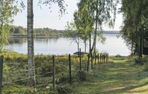 KvänarpにあるStunning home in Vittaryd with 4 Bedrooms, Sauna and WiFiの木々が茂る湖の横の小道