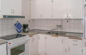 A kitchen or kitchenette at 2 Bedroom Gorgeous Home In Blentarp