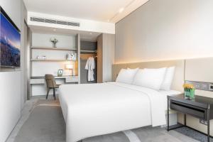 Giường trong phòng chung tại ALVA HOTEL BY ROYAL