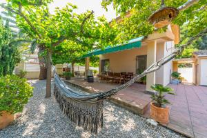 a hammock in the courtyard of a house at Villa vacaciones Benicassim in Benicàssim