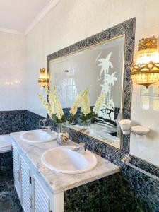 Phòng tắm tại CHALET CON PISCINAS Y VISTAS DE ENSUEÑO