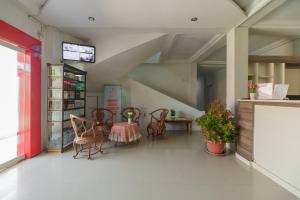 a dining room with a table and chairs in a room at RedDoorz Syariah @ Panglima Nyak Makam Aceh in Banda Aceh