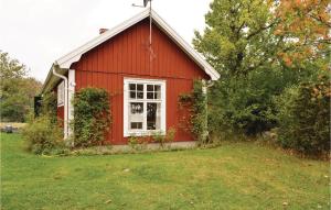 una casa roja con una ventana blanca en un patio en Amazing Home In Borgholm With House Sea View, en Föra
