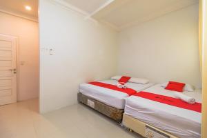 Giường trong phòng chung tại RedDoorz Syariah @ Panglima Nyak Makam Aceh