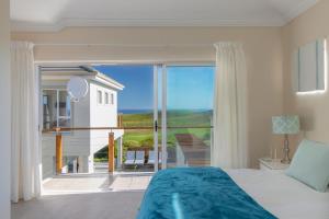 Un dormitorio con una cama y vista a un balcón. en Pezula Fairlead Luxury, en Knysna 29 fotos más