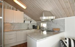 Kuchyň nebo kuchyňský kout v ubytování Beautiful Home In Kyrkesund With Sauna