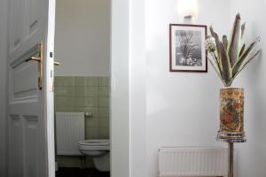 A bathroom at The Fashion Street Apartment