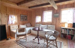 ein Wohnzimmer mit einem Sofa, einem Tisch und Stühlen in der Unterkunft 3 Bedroom Lovely Home In Romakloster in Romakloster