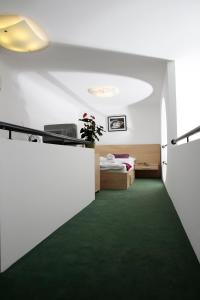 Habitación con alfombra verde y cama en The Fashion Street Apartment, en Budapest