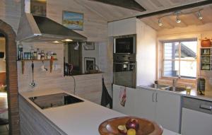 una cocina con un bol de fruta en una barra en 2 Bedroom Cozy Home In Vaggeryd, en Ödestugu