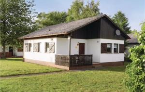 een klein wit huis met een zwart dak bij Ferienhaus 11 In Thalfang in Thalfang