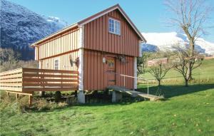 ØveråsにあるNice Home In Eresfjord With 2 Bedroomsの小赤い家